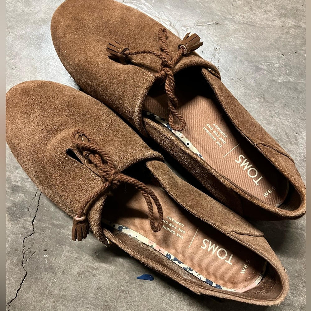 Toms Kelli suede flats